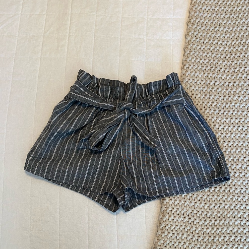 Paper bag shorts with elastic waistband